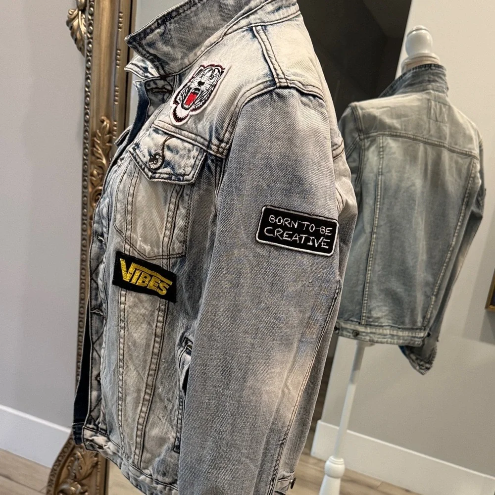 Stylish Light Blue Denim Jacket with Patches